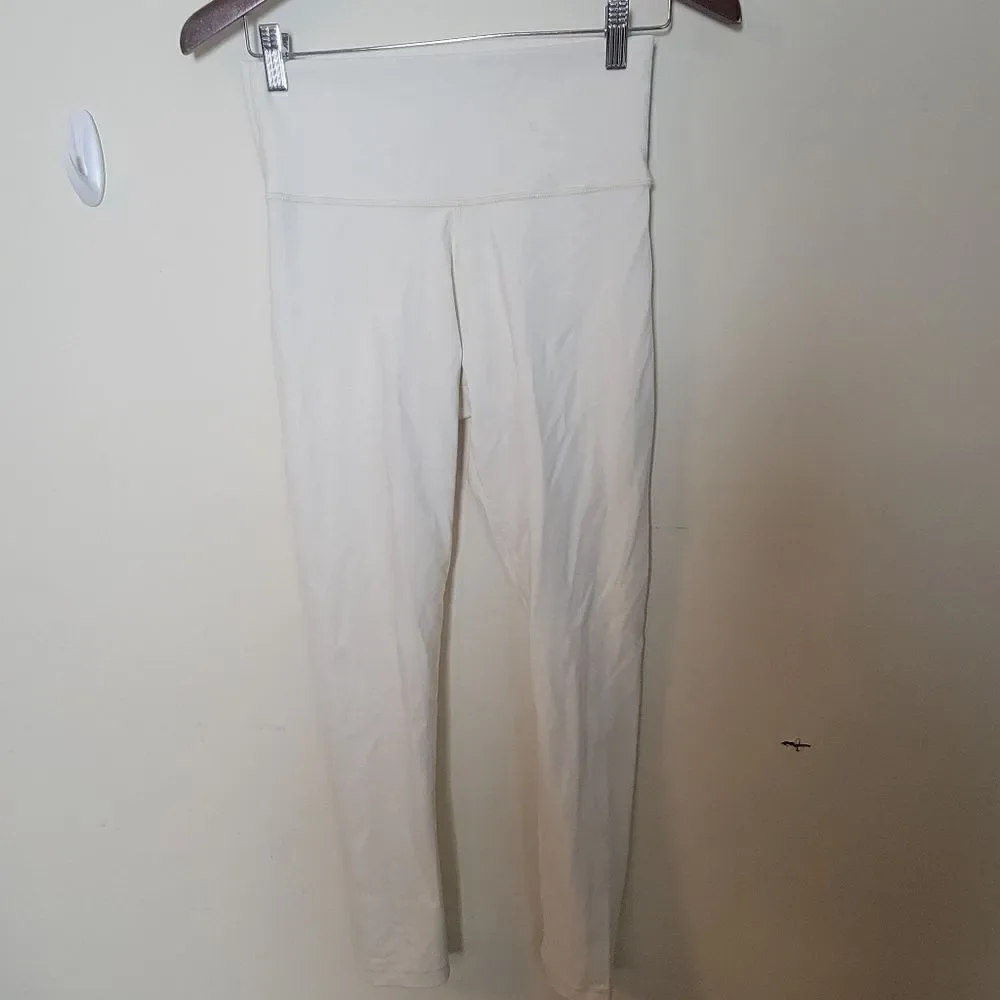 Aritzia TnAction TnaLIFE Cheeky Hi-Rise Legging size medium White